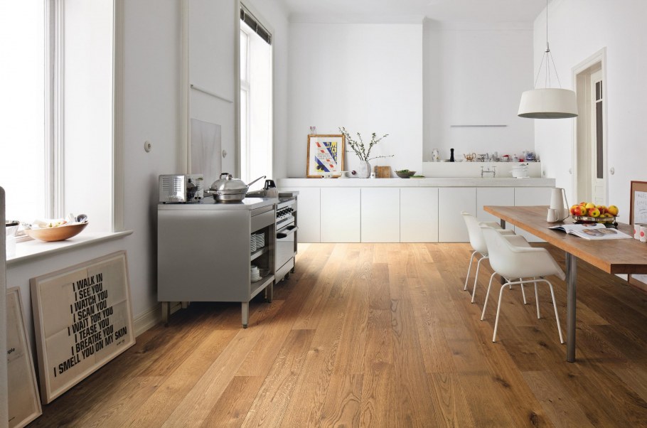 Серая кухня пол под дерево