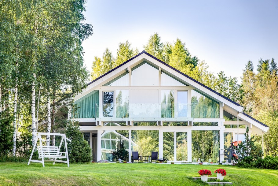 Большие окна в домах Кантри фасады