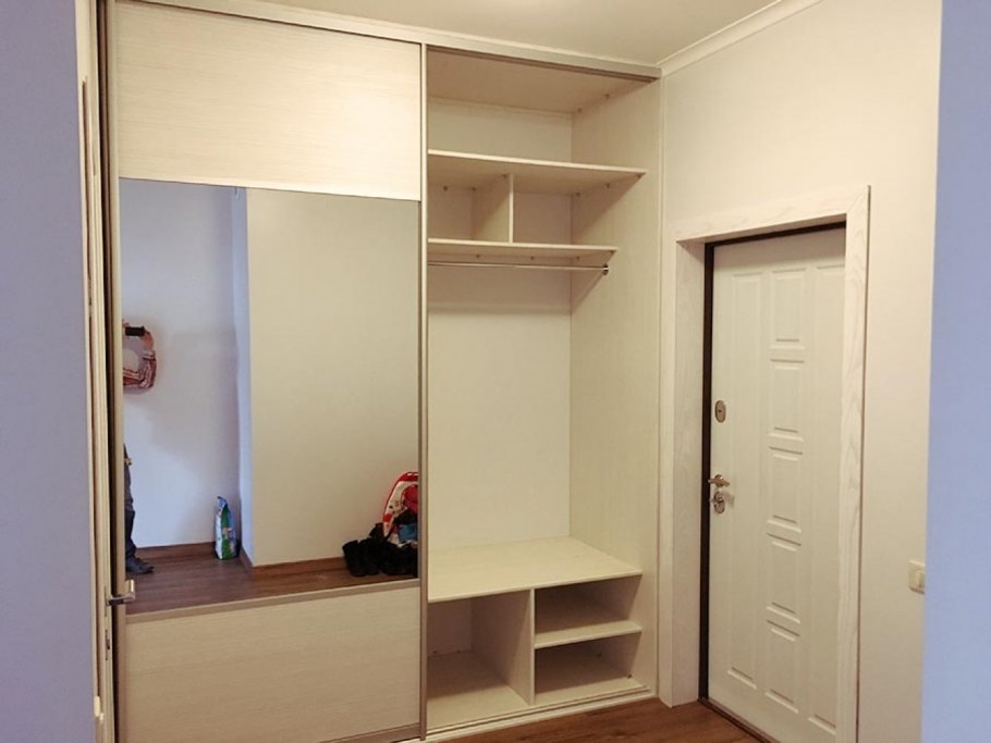 Встроенный шкаф с распашными дверями