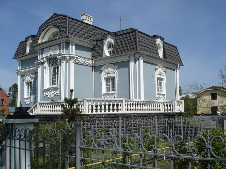 Коттедж с лепниной