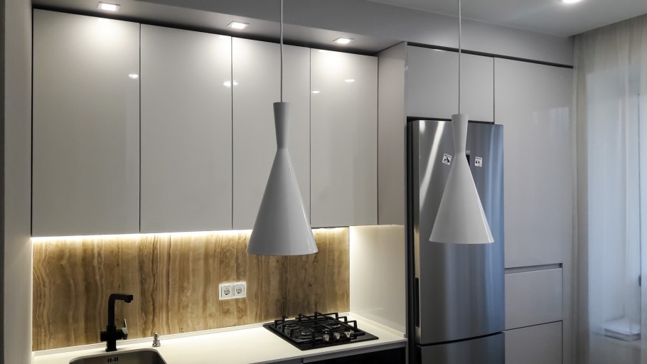 Кухня с геометрическими фасадами