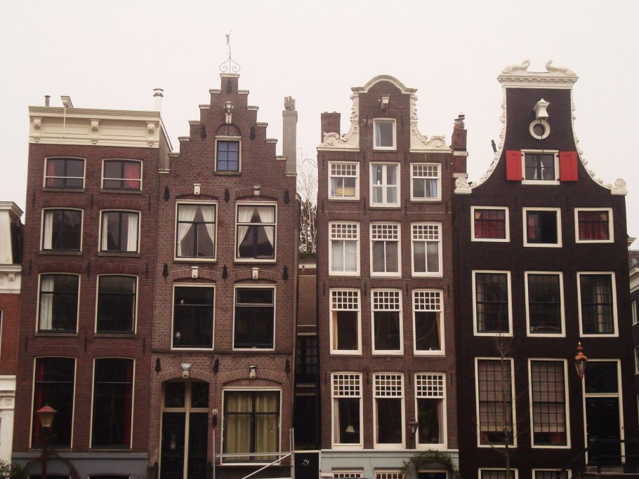 Кирпичный дом в викторианском стиле современный