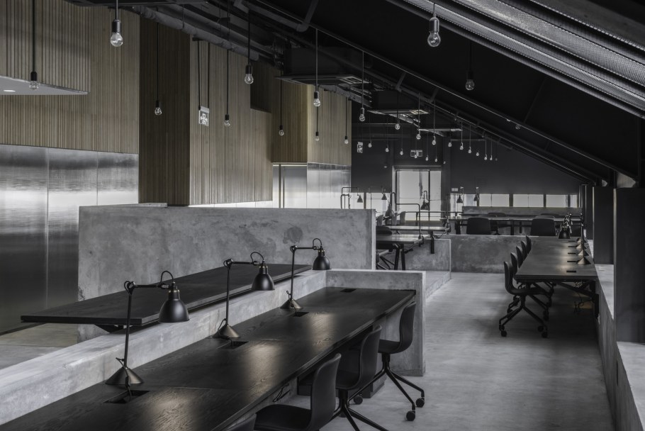 Офис с бетонным потолком