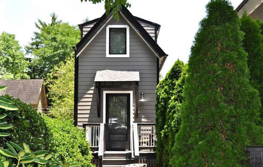 Маленький домик на участке