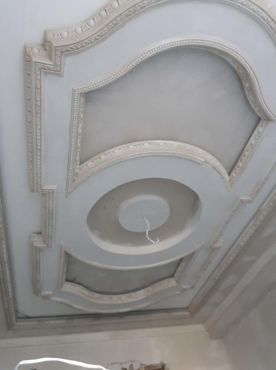 Фигурный потолок для зала