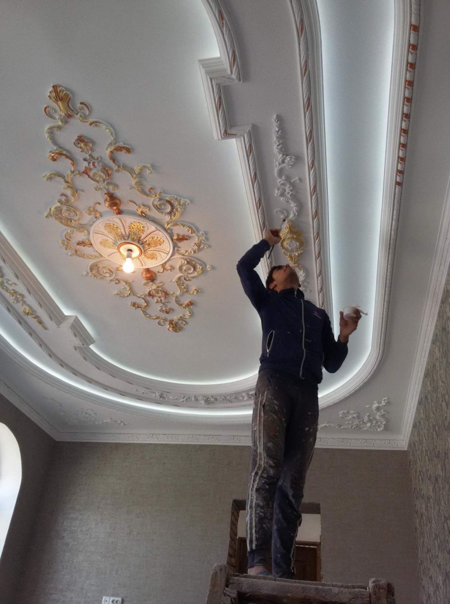 Гипсовая лепнина на потолке