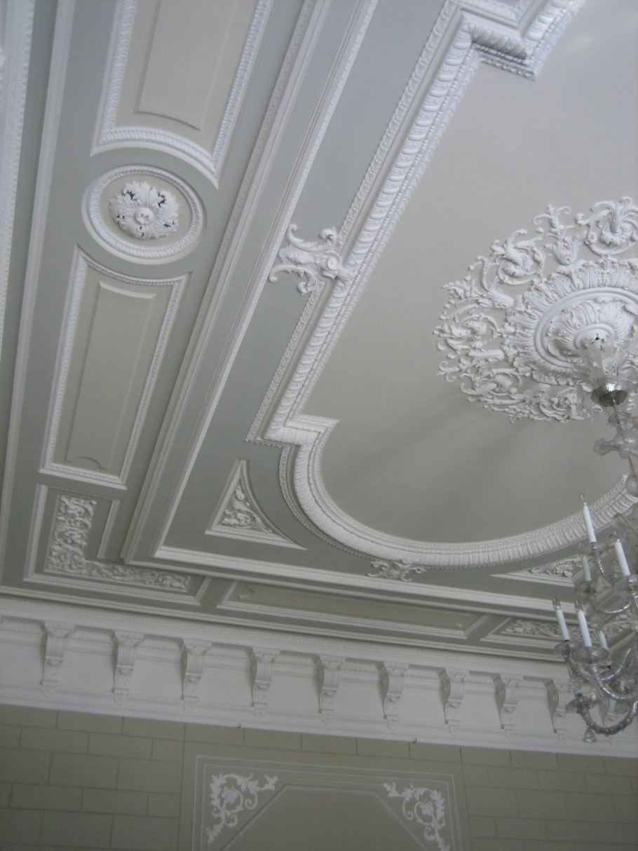 Фигурный потолок классика