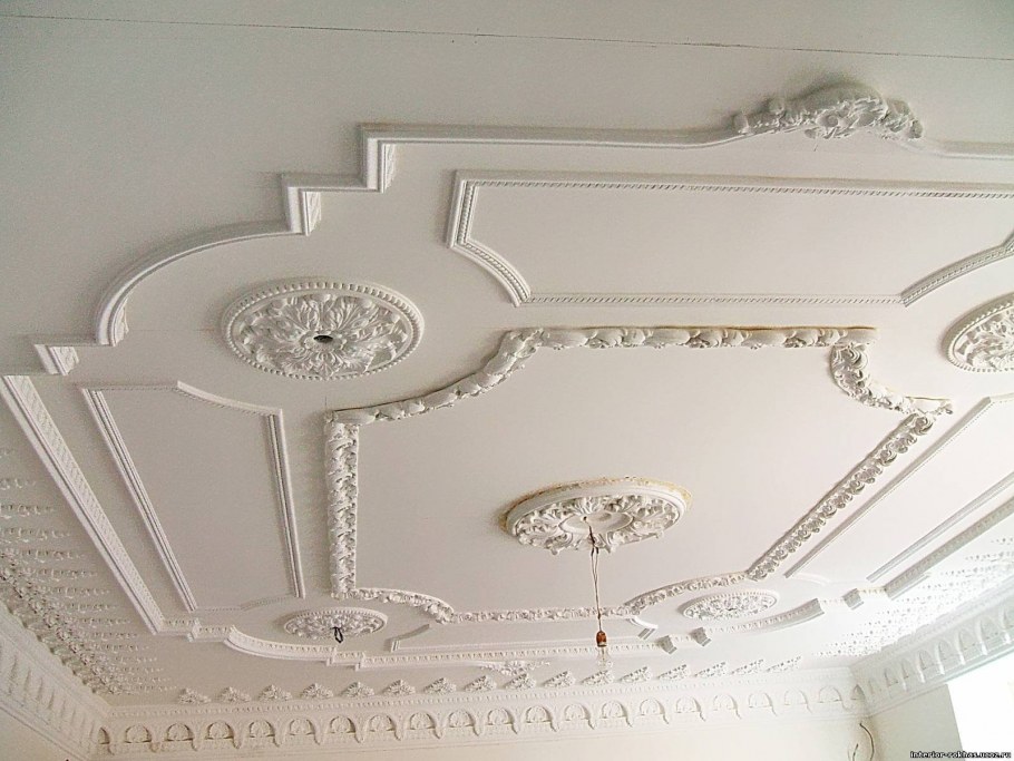 Гипсовая лепнина на потолке