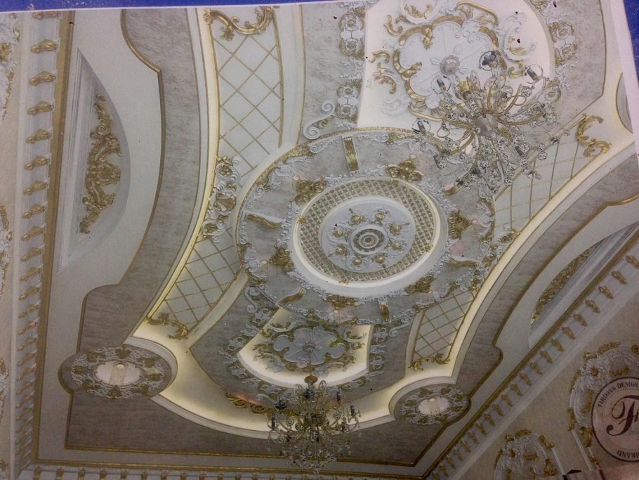 Фигурный потолок для зала