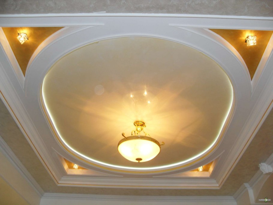 Фигурный потолок из гипсокартона классика