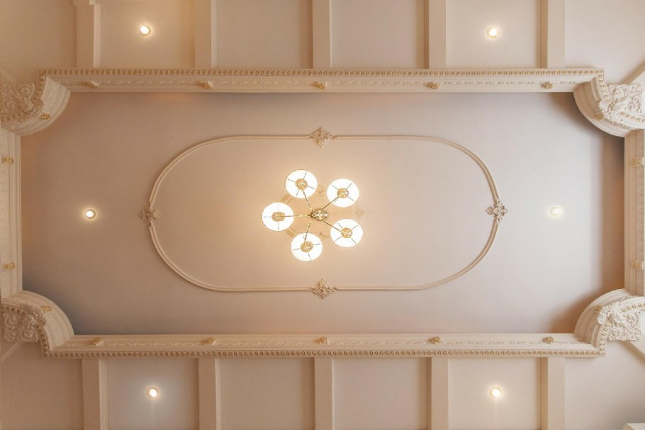 Потолки из лепнины