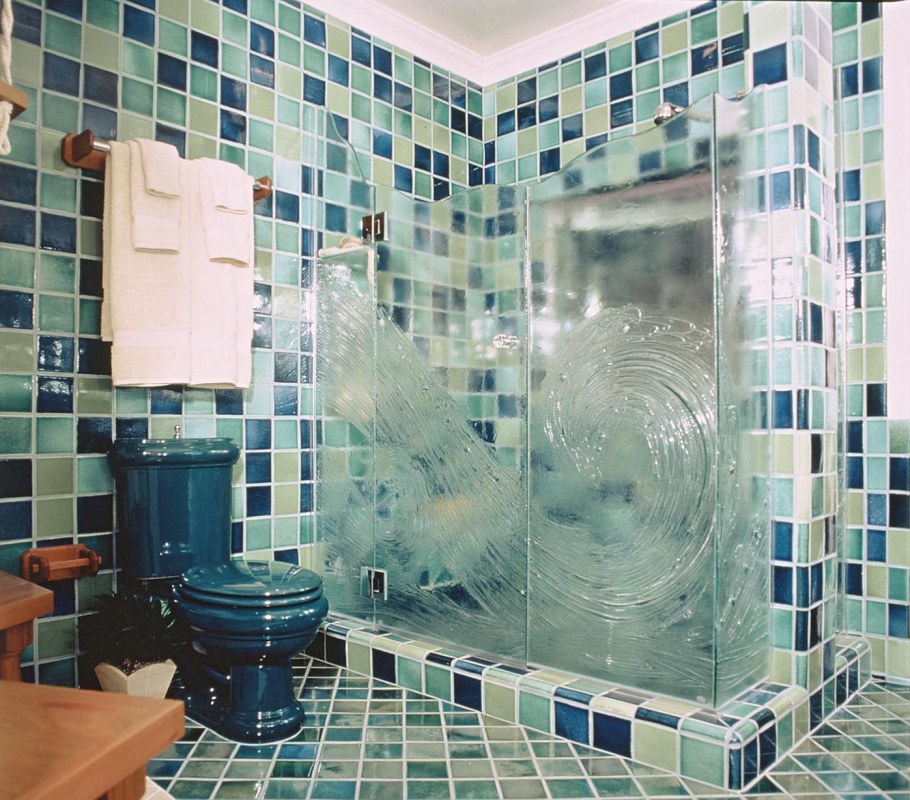 Перегородка из стеклоблоков в ванной для душа
