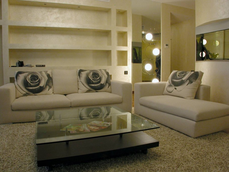 Ниша за диваном в гостиной