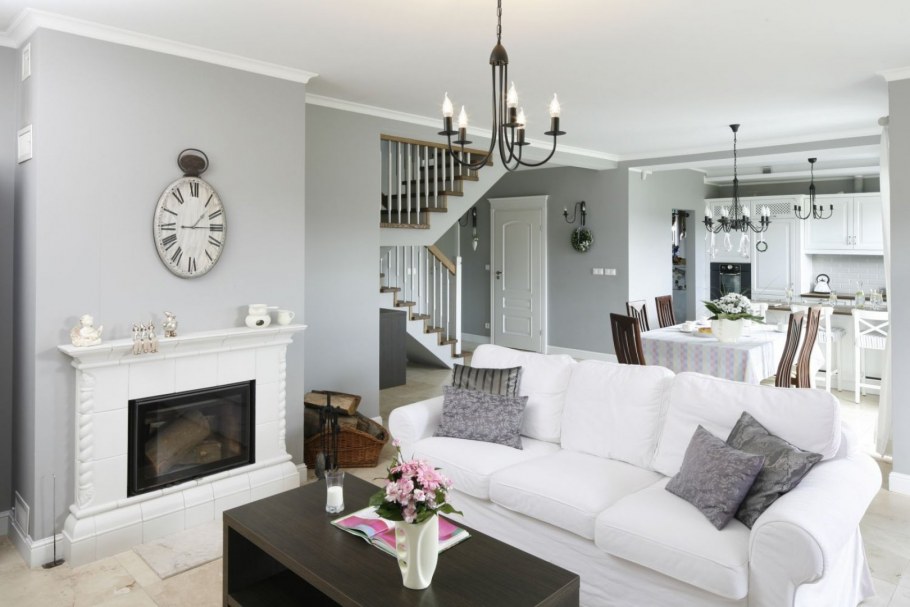 Серо белый интерьер