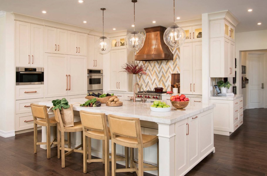 Большая светлая кухня