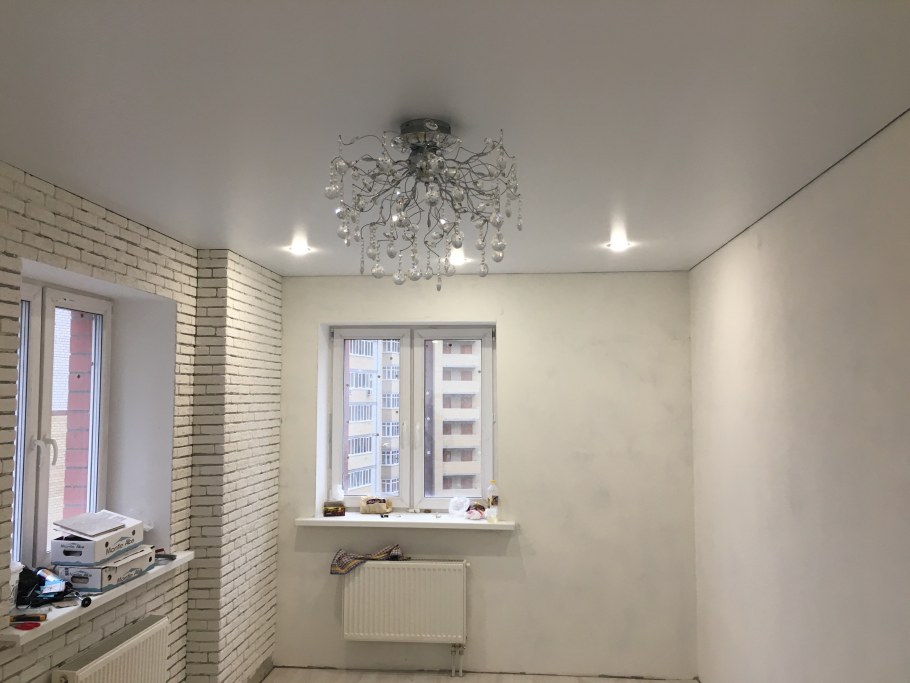 Натяжные потолки в зале