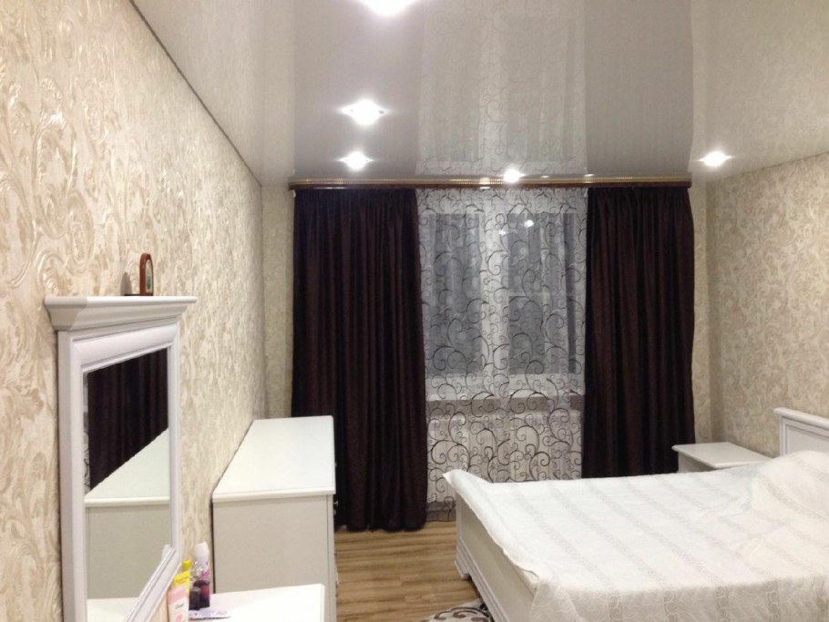 Узкая прихожая в светлых тонах