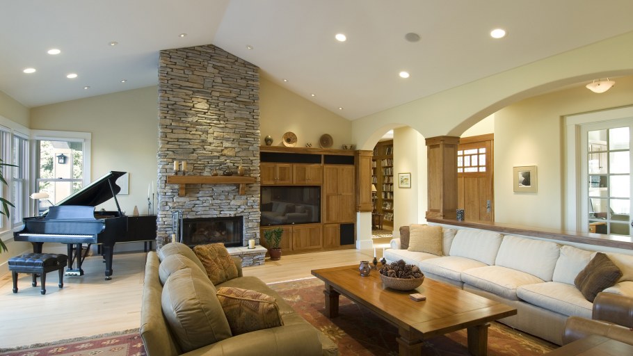 Большая гостиная с камином