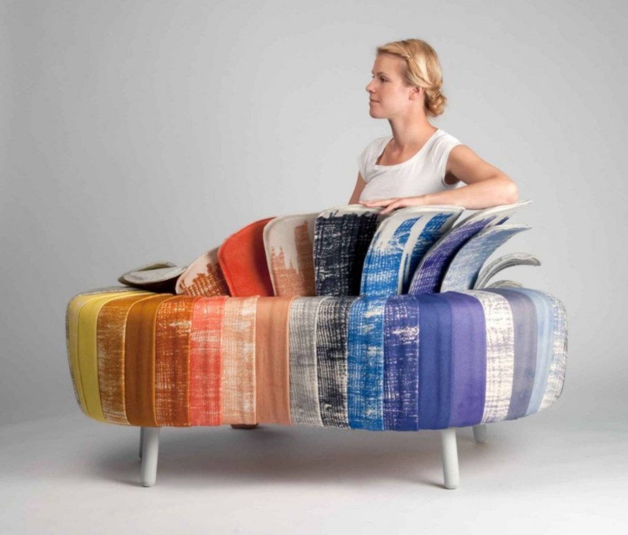 Серый диван в интерьере гостиной