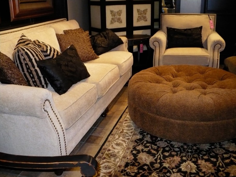 Серый диван в интерьере