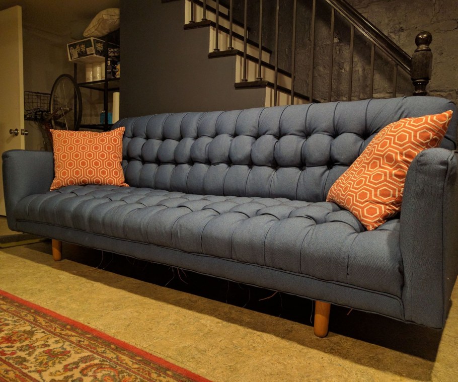 Яркий диван в интерьере