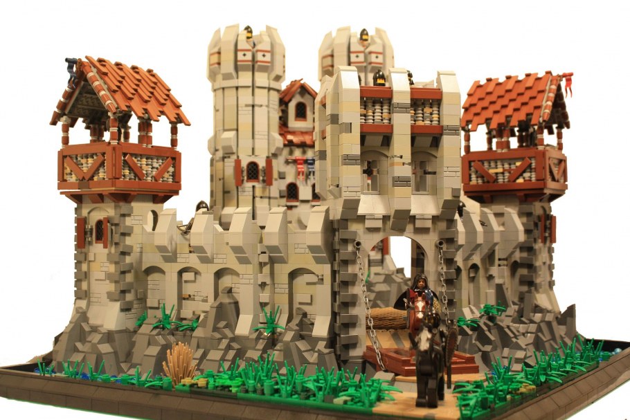 Замок Montbrun во Франции