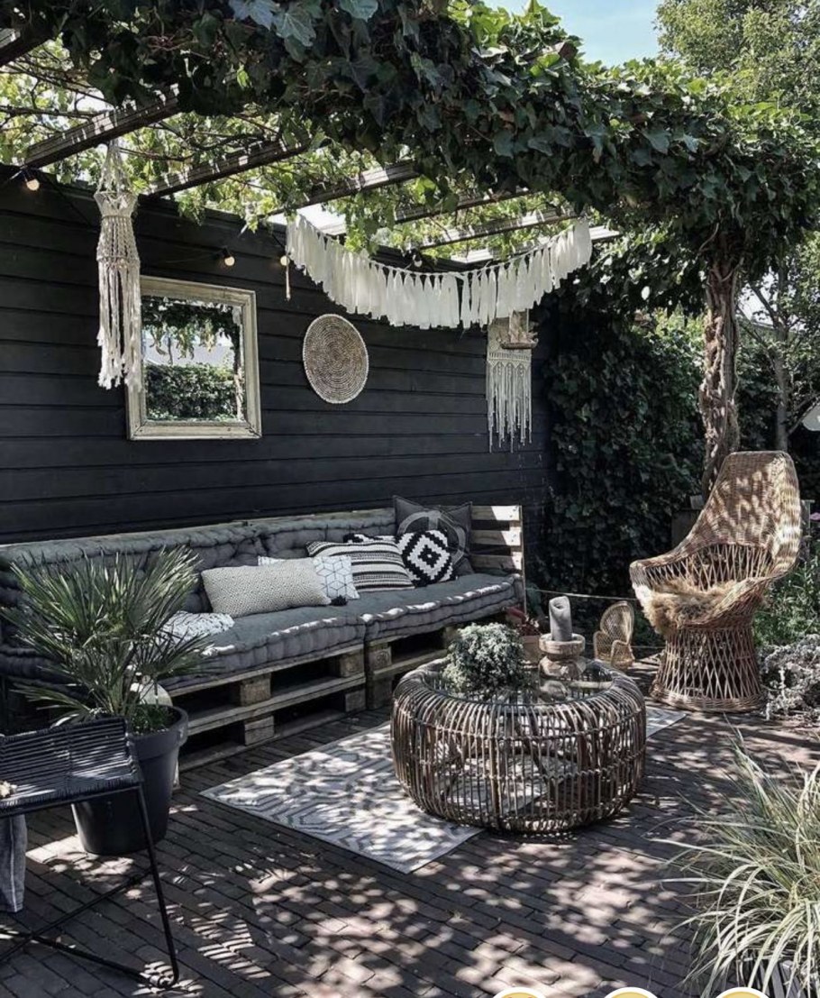 Уютный дворик на даче