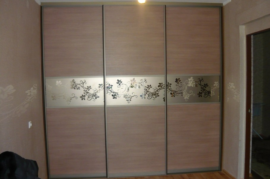Двери на встроенный шкаф венге