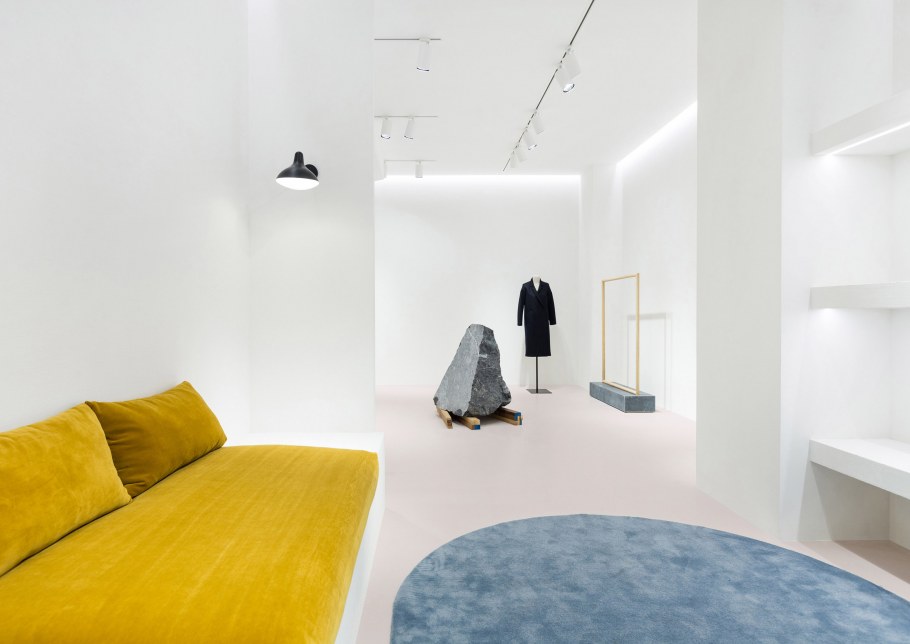 Люди в белом интерьере