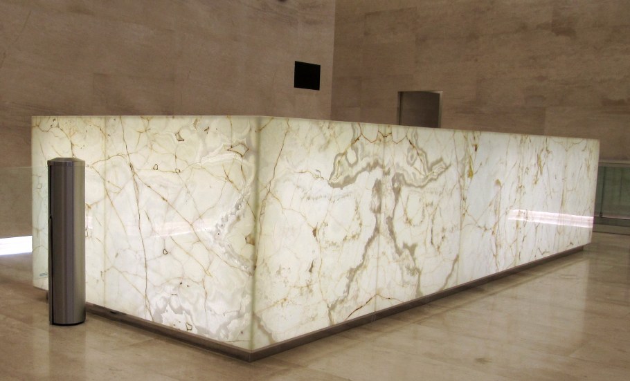 Белая мраморная кухня