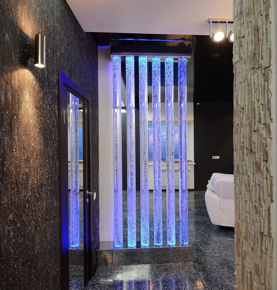 Водопад по камню в интерьере