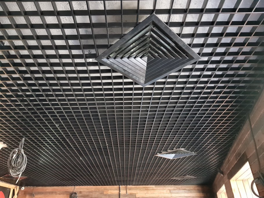 Потолок Грильято разноячеистый