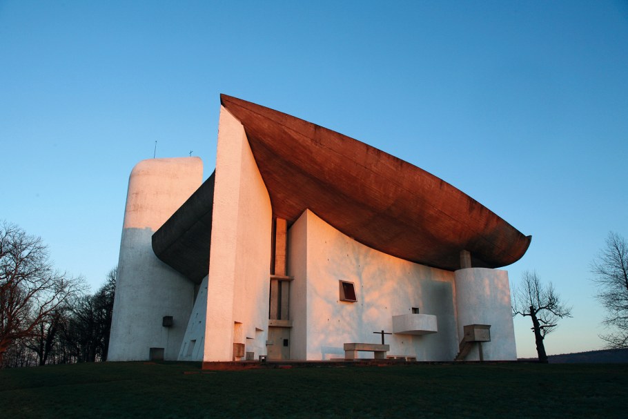 Ле Корбюзье архитектура капелла Роншан