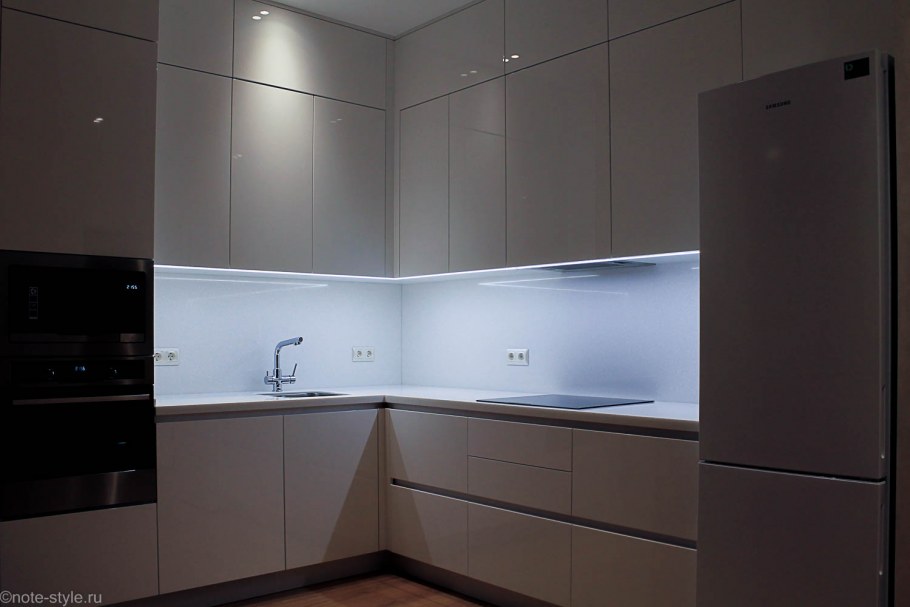 Угловые современные кухни без ручек