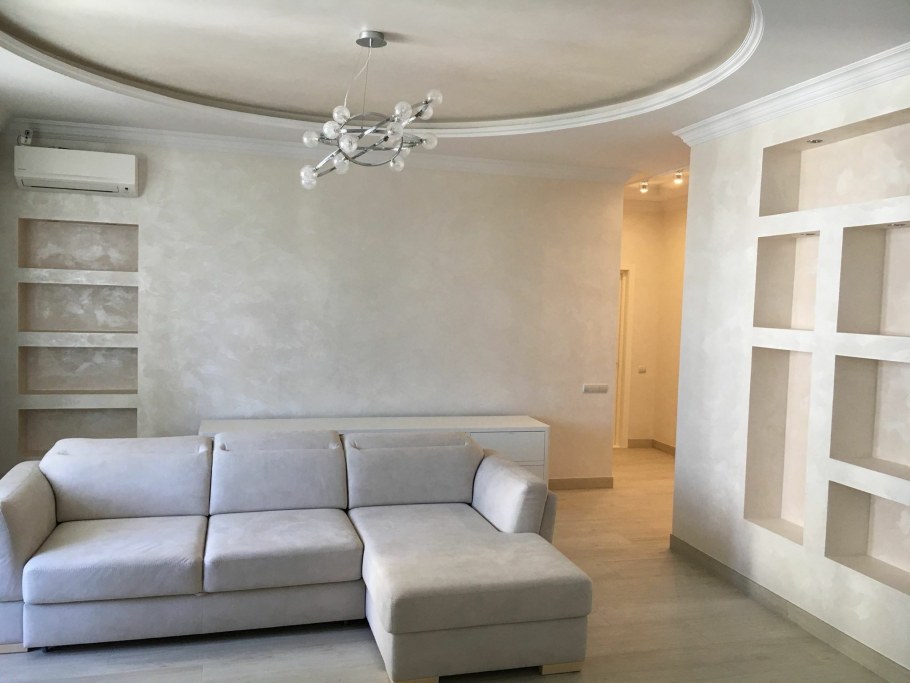 Молдинги в интерьере гостиной