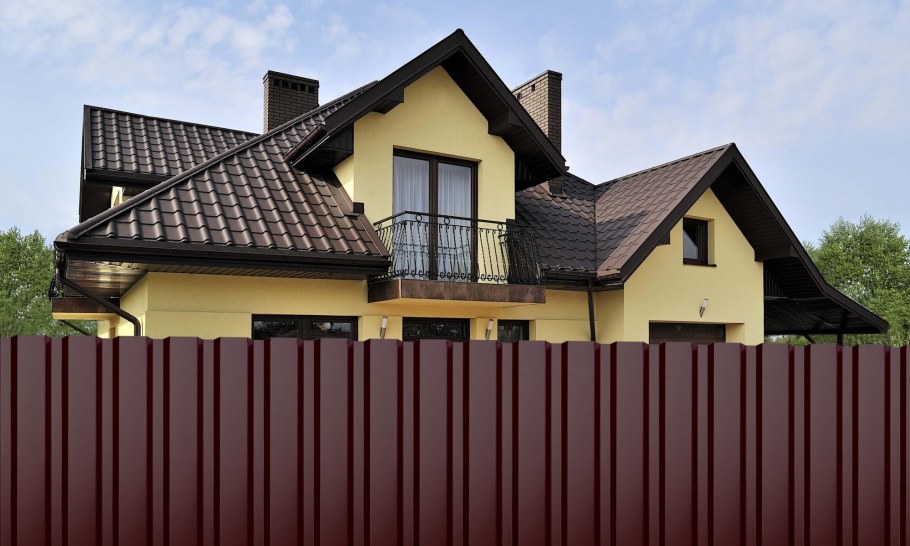 Коричневая крыша и забор