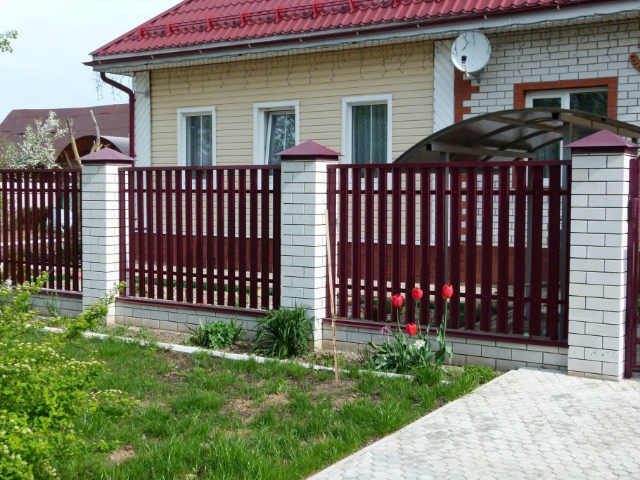 Бордовый штакетник