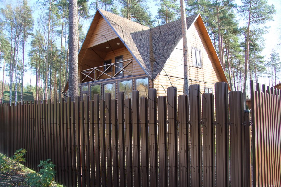 Синяя крыша и синий забор