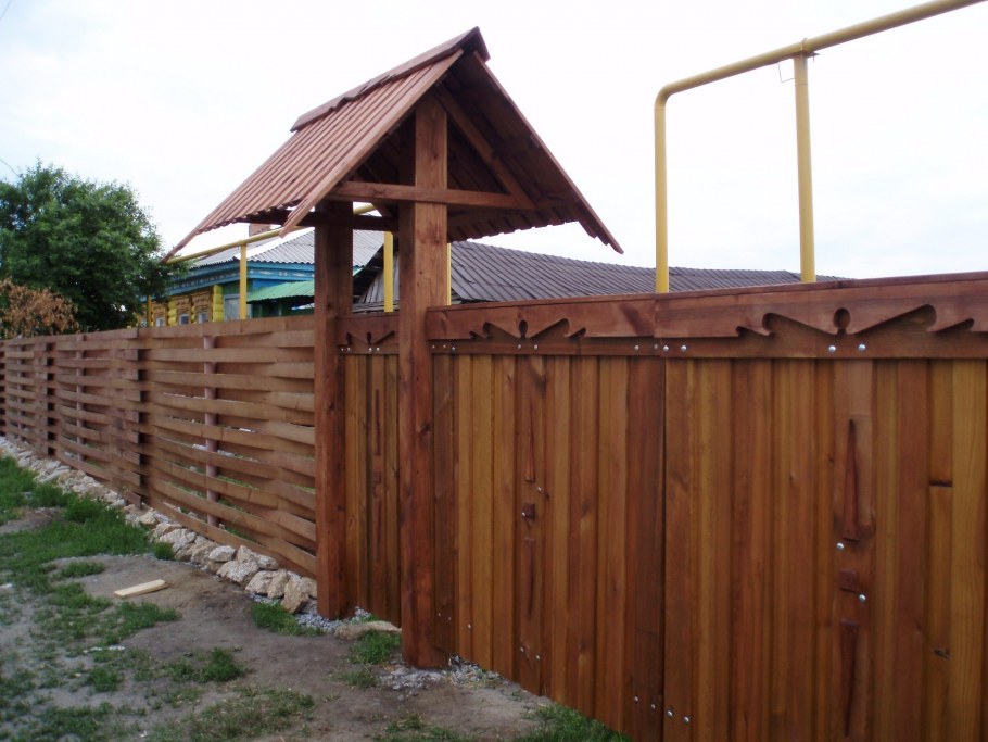 Деревянные ворота с козырьком