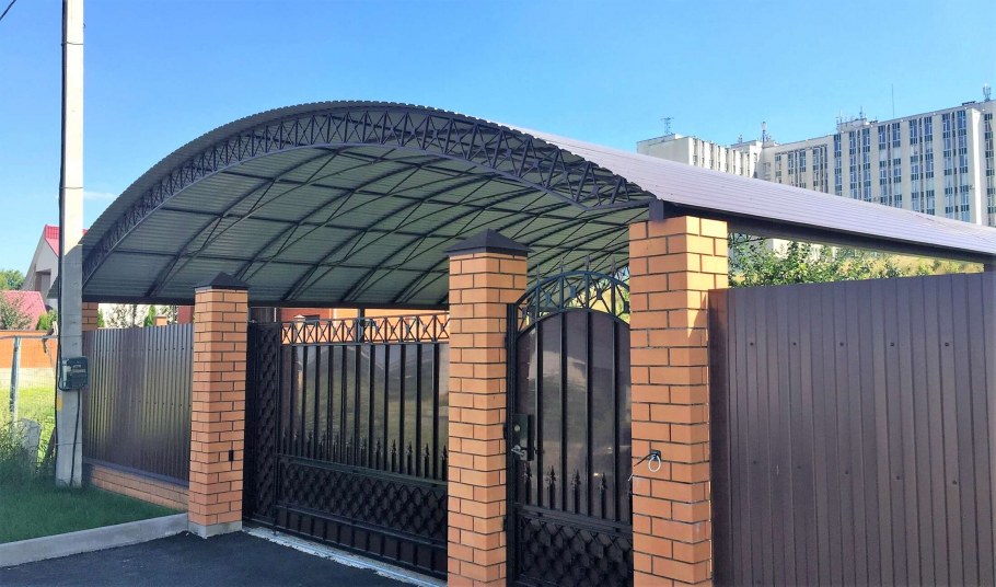 Забор с навесом