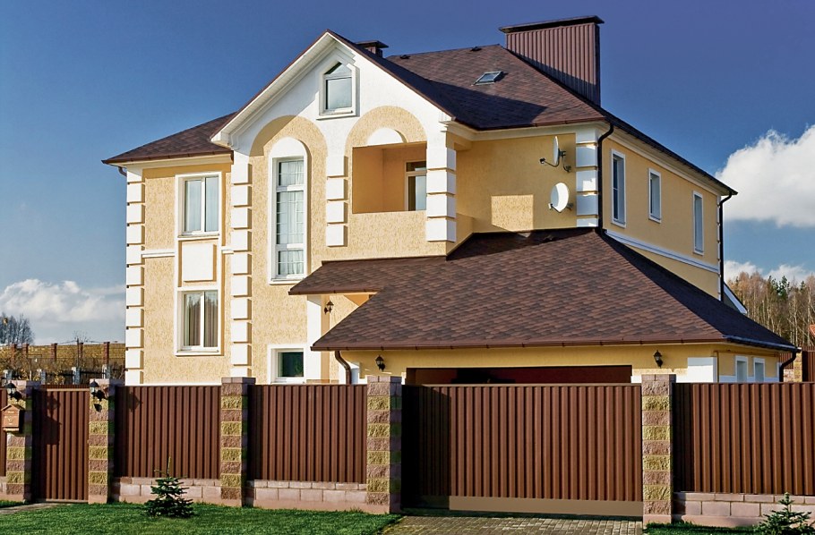 Фасад дома с забором