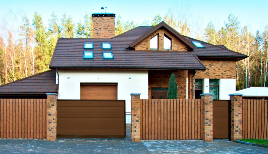 Красивый забор с гаражом