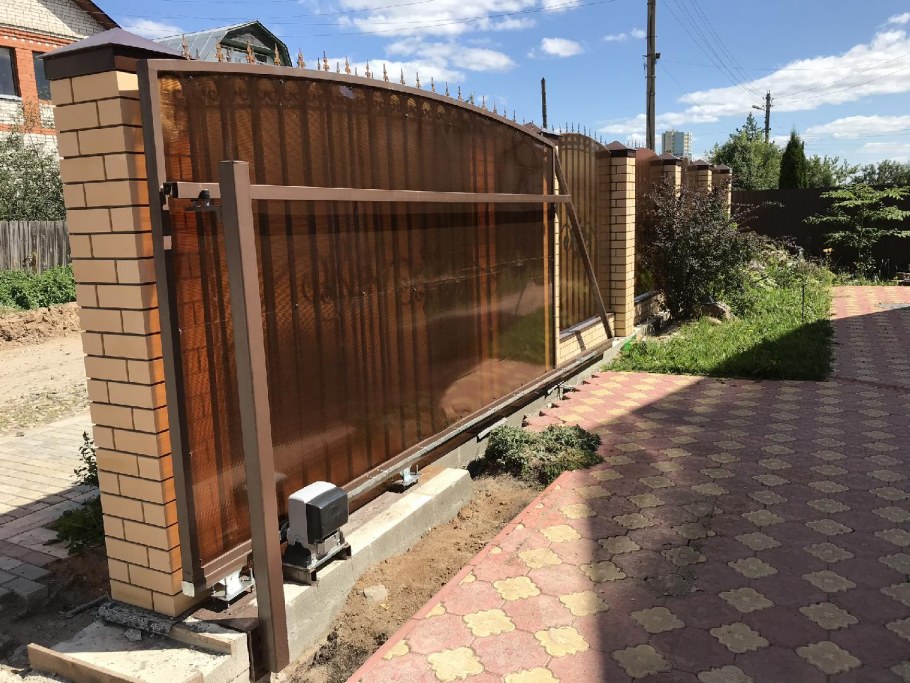 Откатные ворота с кирпичными столбами