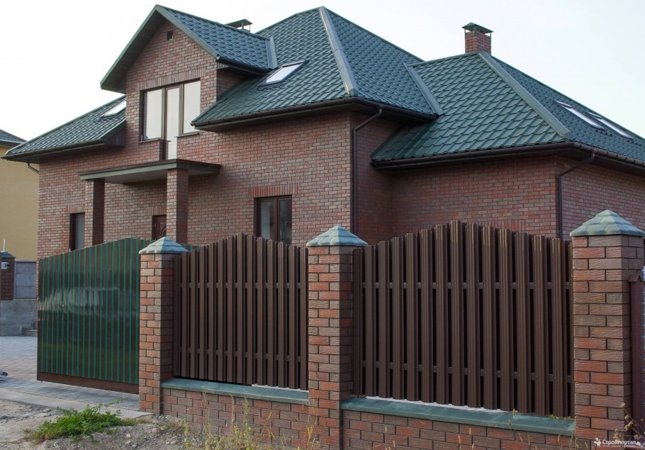 Коричневая крыша и забор