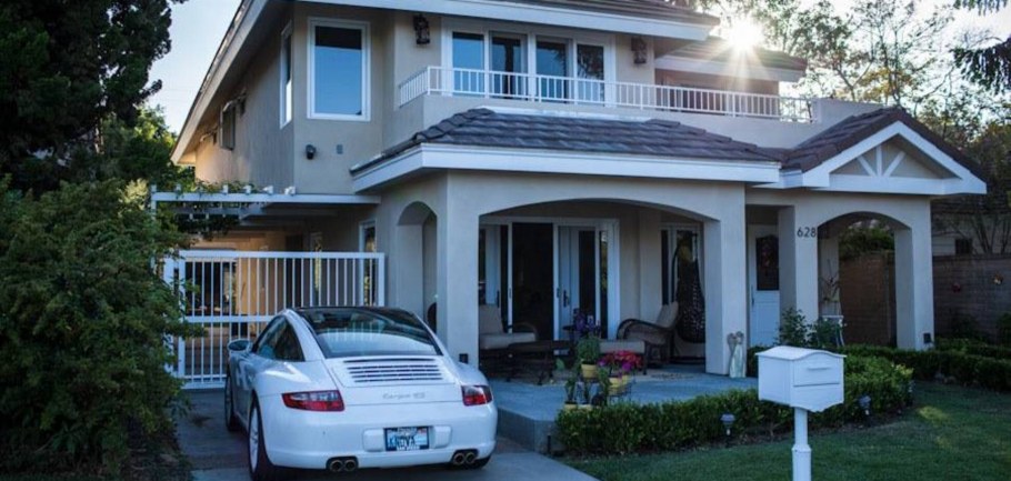 Красивый дом с машиной