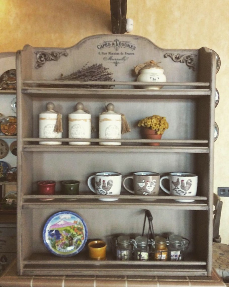 Полочки на кухню в стиле Прованс