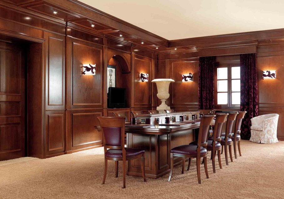 Кабинет с деревянной отделкой