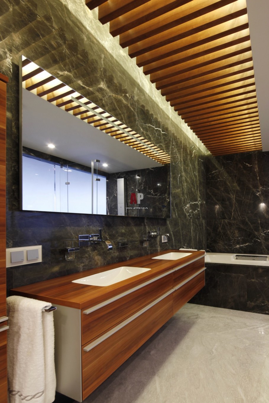 Деревянный потолок в ванной