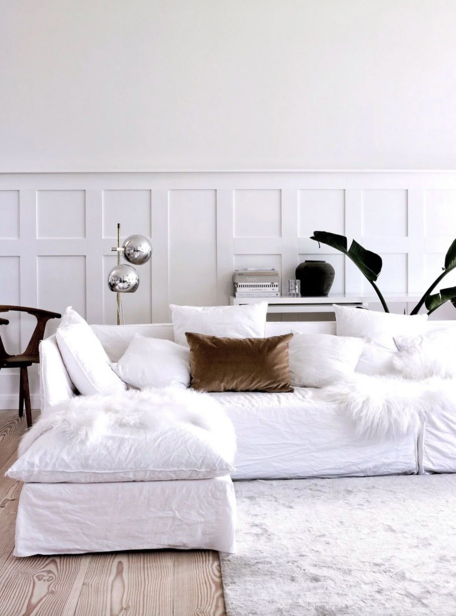 Интерьер маленькой комнаты с белым полом