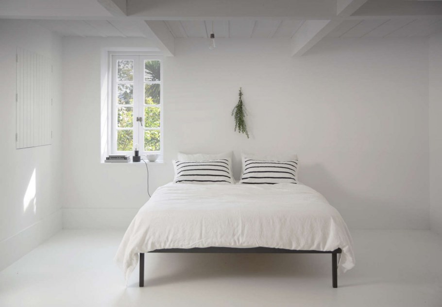 Интерьер белой спальни